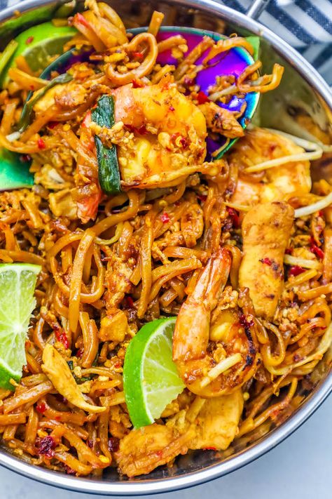 Pad Thai Recipe Easy, Thai Noodles Recipe, Shrimp Noodles Recipes, Best Pad Thai Recipe, Prawn Pad Thai, Pad Thai Recipe Authentic, Thai Recipes Noodles, Thai Food Restaurant, Thai Recipes Authentic