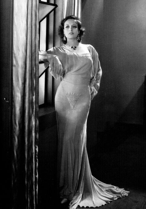 Joan Crawford in a publicity photo for Our Blushing Brides (1930) Adrienne Ames, Old Hollywood Movie, Vintage Hollywood Glamour, Glamour Photo, Hollywood Actors, Joan Crawford, Actrices Hollywood, 1930s Fashion, Old Hollywood Glamour