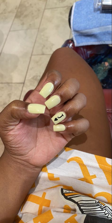 Almond Shaped Nails With Initial, White Short Nails With Initial, Text Nail Art, Football Number Nails, Name On Nails Ideas, Z Initial Nails, S Initial Nails, Pink Nails With Initials, Initial On Nail