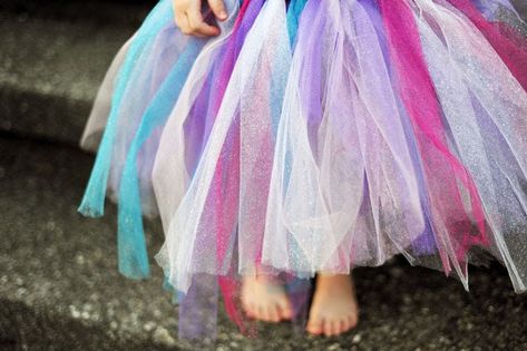 It's easy to create a tulle skirt for your little princess. So easy in fact, that you won't be able to make just one! Supplies ... Make A Tulle Skirt, How To Make A Tulle Skirt, Tulle Skirt Kids, Diy Tulle Skirt, Tulle Skirt Tutorial, Diy Tulle, How To Make Tutu, Diy Tutu, Fairy Skirt