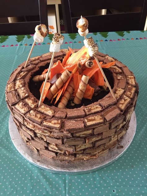 Campfire cake, Firepit cake, Camping cake, roasting marshmallows, Glamping cake. The sides are sliced candy bars, the fire is colored white chocolate. Camp Fire Birthday Cake Ideas, Campfire Cake Decoration, Campfire Birthday Cake Ideas, Fire Pit Cake, Glamping Cake Ideas, Campfire Cakes, Glamping Cake, Camping Birthday Cake, Camping Cake