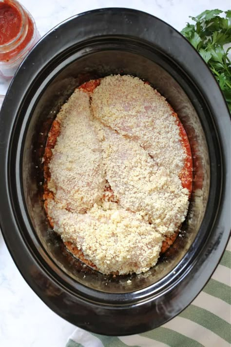 Chicken And Marinara Recipes Crock Pot, Crock Pot Chicken Parm, Crock Pot Parmesan Chicken, Chicken Parmesan In Crockpot, Chicken Parm Crockpot Recipes, Crock Pot Butter Chicken, Italian Chicken Breast Recipes, Crock Pot Chicken Parmesan, Camper Meals