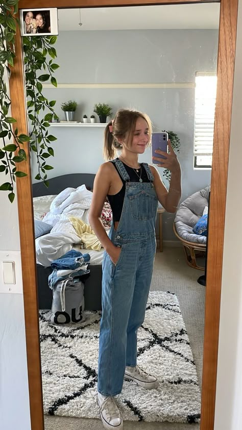 Denim Dungarees Outfit Aesthetic, Cute Jean Overall Outfits, Overalls Pants Outfit, Overall With Crop Top, Overall Jumper Outfits, Overall Tank Top Outfit, Overals Outfits Aesthetic, Dungry Outfits Women, Women Dungarees Outfits