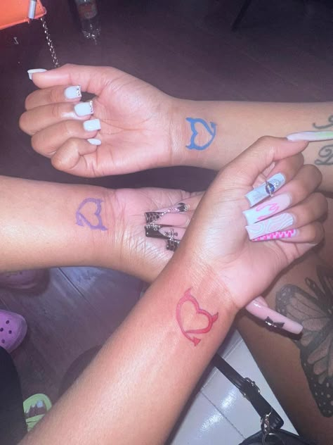 Y2k Matching Tattoo Ideas, Baddie Bestie Matching Tattoos, Bgc Tattoo, Klaws Tattoos Ideas, Bestfriend Tattoo Black Women, Baddie Arm Tattoos, Tattos On Black Girls, Tattoo Black Girls Arm, Arm Sleeve Tattoos For Women