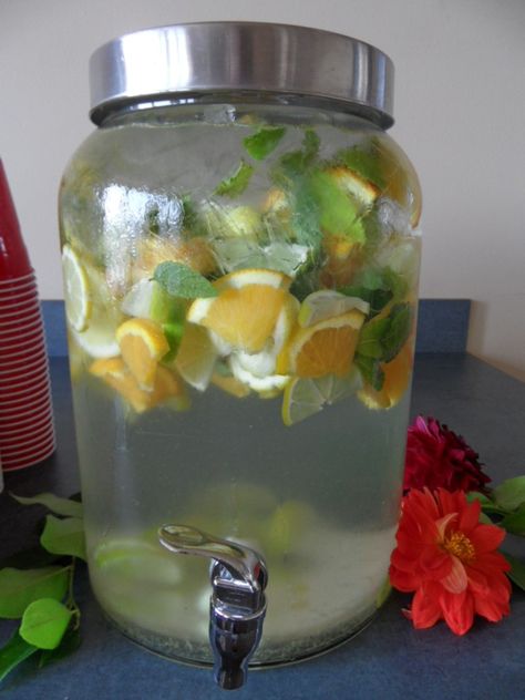 Citrus and Fresh Mint Ice Water - great for a party Citrus Water Recipe, Cucumber Water Recipe, Spa Water Recipes, Fruit Water Recipes, Lemon Mint Water, Citrus Water, Lemon Water Recipe, Mint Baby Shower, Fancy Water