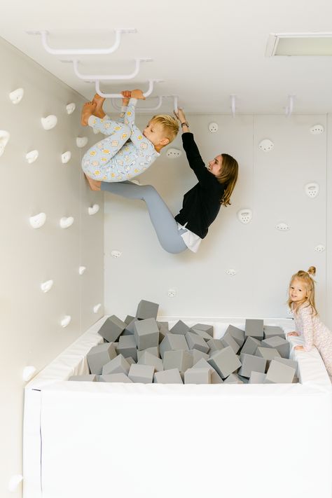 Monkey Bars In Bedroom Diy, Interactive Playroom Ideas, Monkey Bars In Playroom, Bedroom Monkey Bars, Gymnastic Playroom, Hallway Monkey Bars, Ceiling Monkey Bars, Playroom Gym Ideas, Diy Indoor Kids Gym