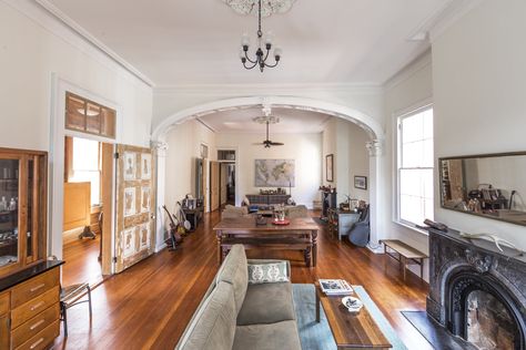 Before and After: An 1860s New Orleans Double Parlor Is Brought Back to Life Parlor Ideas, Double Parlor, Layout Apartment, Living Layout, Country Fireplace, Tv Over Fireplace, Parlor Room, Open Floorplan, Victorian Fireplace