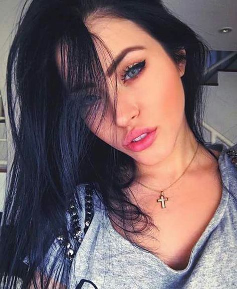 Megan Fox Look Alike, Megan Fox, Instagram Models, Look Alike, Fashion Makeup, Blue Eyes, Selfies, Black Hair, Fitness Motivation