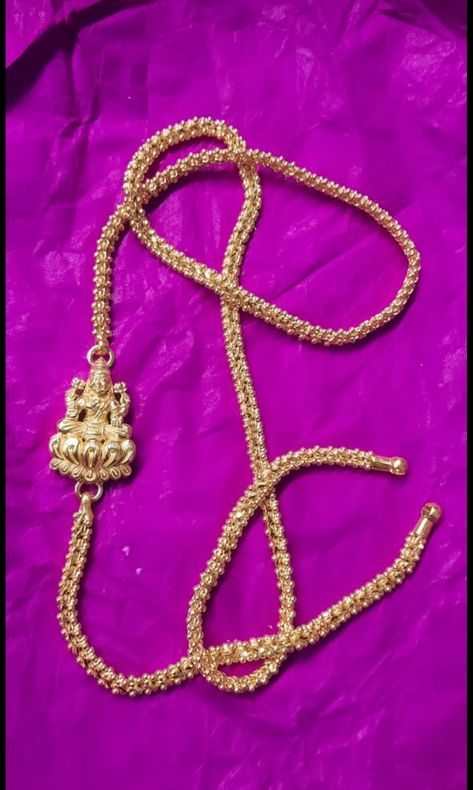 Lakshmi Mogappu Chain Designs, Mangalya Chain With Mop, Antique Mugappu Designs, Lakshmi Pendant Gold Chain, Rettai Vadam Gold Chain, Govardhanamudi Chains, Lakshmi Chain Gold, Chandramukhi Chain Designs, Avalakki Chain Design