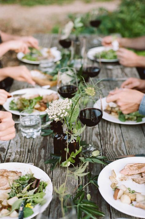 how to set a table for ANY summer fête Darling Magazine, Table D Hote, Summer Party Themes, Dining Inspiration, Dinner Party Summer, Beautiful Farm, Outdoor Dinner, Farm To Table, Summer Dinner