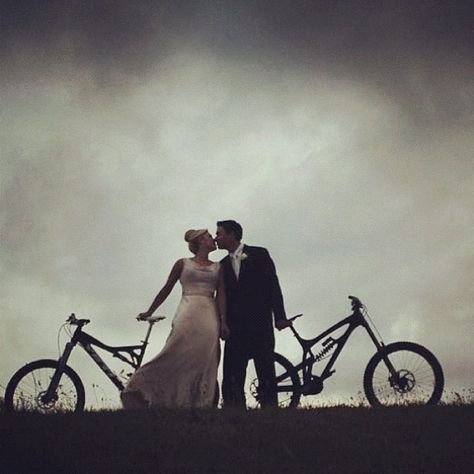 A Yeti Cycles wedding. Team rider Jared Graves is all grown up and married now! Mtb Wedding, Yeti Mtb, Wedding Bicycle, Bicycle Themed Wedding, Yeti Bikes, Yeti Cycles, Bike Wedding, Bicycle Wedding, Bike Photography