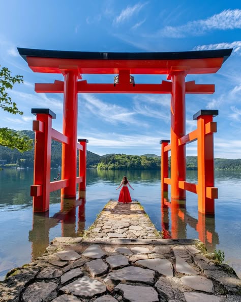 This is a famous IG spot in Hakone so I wasn’t quite sure I’d manage to get a photo. So it was a pleasant surprise that people line up to take photo and even offer to take each others photo. #hakone #myhakone #lakeashi #shinto #hakoneshrine #kanagawatrip #kanagawa #sheisnotlost #visitmyjapan #japan #torii #toriiofpeace #peace #heiwanotori Japanese Temple Aesthetic, Japan Sightseeing, Asymmetric Blazer, Architecture Japan, Japan Pictures, Hakone Japan, Nature Japan, Japan Holiday, Beautiful Places In Japan