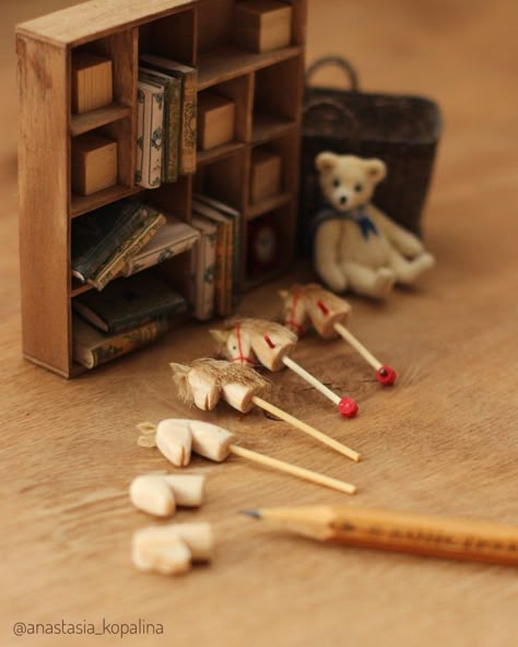 Miniature Toys Diy, Doll Props, Doll Miniatures, Dollhouse Nursery, Dollhouse Books, Stick Horses, Mini Doll House, Doll House Crafts, Mini Craft