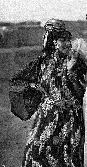 Berber woman smoking, Tunisia Nigeria Africa, Applying Makeup, African History, Vintage Portraits, African Culture, People Of The World, World Cultures, White Photo, North Africa