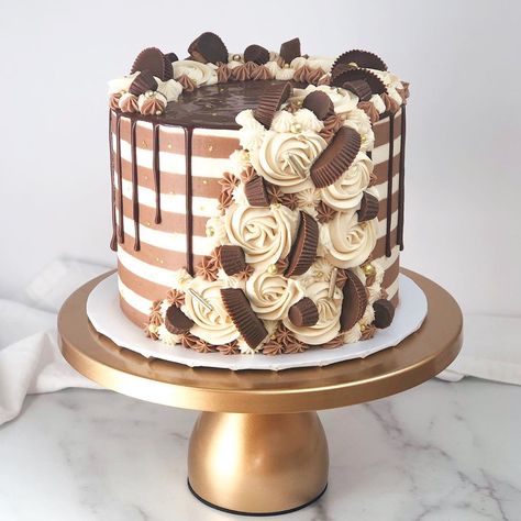 Creamy Cake Design, Butter Cake Design, Chocolate Peanut Butter Cake, Surprise Birthday Party, Peanut Butter And Chocolate, Peanut Butter Cake, Creative Cake Decorating, Cake Inspo, Cupcakes Cake