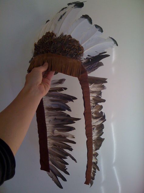 "Native American Head dress" Maybe instead of making crafts like this, you could take the same amount of time to teach your children about the truth about an actual tribe. Or learn it yourself. Indian Diy Crafts, Diy Native American Outfit For Kids, Diy Indian Headdress, Head Dress Diy, Native American Halloween Costume, Native American Masks, Wild West Party, Native American Headdress, Dress Craft