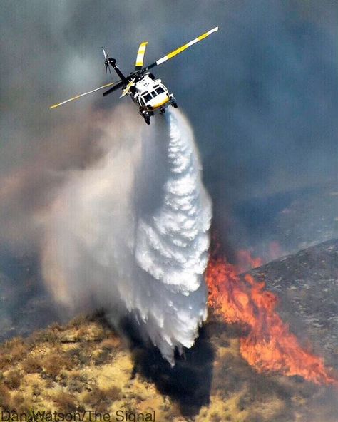 773 Me gusta, 4 comentarios - Kevin (@ak60pilot) en Instagram: "This thirsty Thursday brought to you by @lacofireairops 📸@signalscv looking to get wet this…" Water Dropping, Fire Dept Logo, Firefighter Pictures, Firefighter Apparel, Wildland Fire, Wildland Firefighter, Volunteer Firefighter, Wild Fire, Fire Fighters