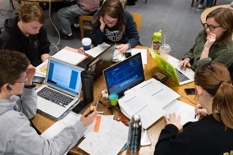 Finals Season Aesthetic, Study Aesthetic Photo, Group Study Aesthetic, Group Study With Friends, Study Group Aesthetic, Friends Studying Together, Studying With Friends, Friends Studying, Finals Season