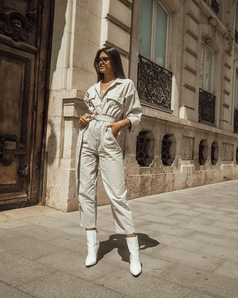 Next stop... Sevilla | street style | LOVE this jumpsuit! ☀️ Stylish outfit ideas for women who follow fashion from Zefinka. Designer Overalls, Bug Bite, Luxury Clothing Brands, Jumpsuit Style, Jeans Overall, Boiler Suit, Jumpsuit Outfit, Fashion Bug, Looks Street Style