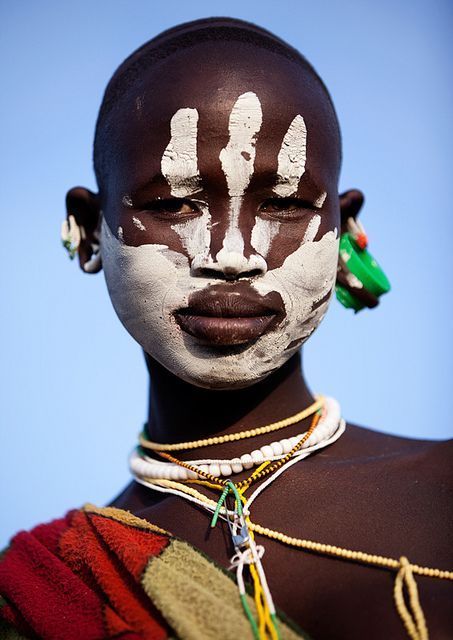 Fille Suri avec l'empreinte d'une main en décoration. / Suri girl with hand print decoration. / Ethiopie, Ethiopia. Karo Tribe, Mursi Tribe, Afrikaanse Kunst, African People, Afro Art, African Culture, World Cultures, People Of The World, African Beauty