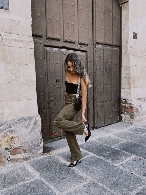 Cargo pants and stiletto Cargo And Heels Outfit, Cargo Pants With Heels Outfit, Cargo Pants Going Out Outfit, Cargo Pants With Heels, Cargo Pants And Heels, 2024 Fits, Cargo Pants Outfits, Concert Fit, Work Fits