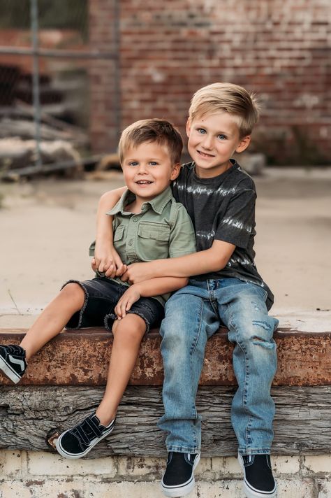 Brother Photography Poses, Urban Family Pictures, Brother Poses, Brother Pictures, Sibling Photo Shoots, Brothers Photography, Christmas Family Photoshoot, Sibling Pictures, Boy Photo Shoot