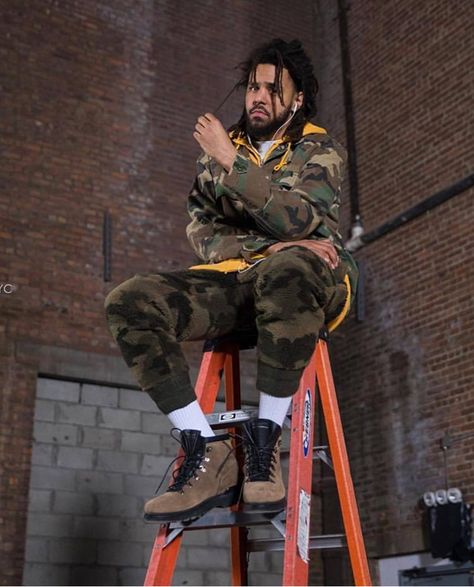 J. Cole J Cole Outfits, J Cole Art, J Cole Quotes, Cole Baby, Chris Brown Videos, Hype Men, Dark Skin Men, Style Sweatpants, Rap Wallpaper