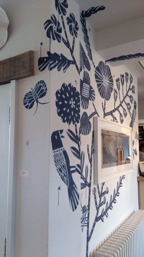 Walls Drawing Ideas, Cabinet Mural Painting, Freehand Mural Wall, Creative Mural Art, Art On Wallpapered Walls, Mural On Siding, Otomi Mural, Creative Painted Walls, Hallway Mural Ideas