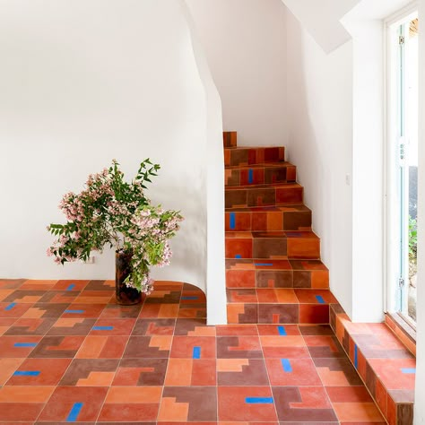 British Home, Gorgeous Tile, Painted Stairs, Simply Red, Deco Boheme, Deco Retro, London Apartment, Interior Design Architecture, Architectural Digest