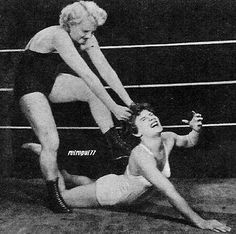 women wrestler vintage - Google Search Catfight Wrestling, Moving To Georgia, Women Wrestling, 1940s Woman, Weird Vintage, Wrestling Divas, Women Boxing, To The Bone, Hair Pulling