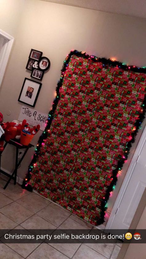 Friendsmas Christmas Party Ideas, Ugly Sweater Party Photo Backdrop, Friendsgivingmas Party Ideas, Wrapping Paper Backdrop Christmas, Wrapping Paper Photo Backdrop, Litmas Christmas Party, Pajamas Christmas Party Ideas, Tacky Christmas Party Decorations, Friendsmas Party Decorations