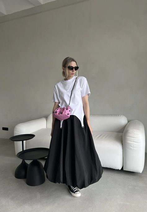 Baloon Skirt Outfit Ideas, Ballon Skirt Outfit, Balloon Skirt Outfit 2024, Ballon Skirts, Skirts With Sneakers, Balloon Skirt, Long Skirt Fashion, Style Essentials, Copenhagen Style