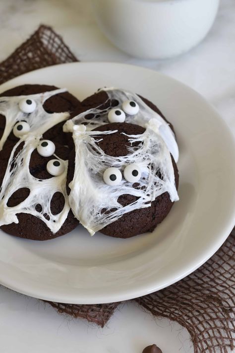 Dracula Cookies, Halloween Cookies Pumpkin, Marshmallow Web, Halloween Cookies Recipes, Chocolate Spider Web, Spider Cookies Halloween, Halloween Cookie Ideas, Spider Web Cookies, Halloween Dessert Ideas