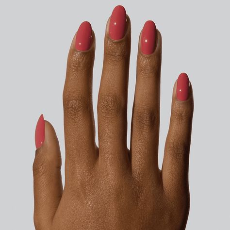 Summer 2024’s Biggest Nail Trends are Inspired by Retro Pool Furniture and Britney Spears Best Summer Colors For Nails, London Nails Aesthetic, Summer Transition Nails, Transitional Nails Summer To Fall, Trending Nails For Summer 2024, Summer Nail Colour 2024, Manicure Summer 2024, Nail Colours 2024 Summer, Nail Colors 2024 Summer