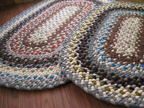 Braided Rugs Farmhouse, Homemade Rugs, Rug Diy, Rag Rug Tutorial, Bathroom Rug Set, Braided Rug Diy, Braided Rag Rugs, Mandala Rug, Creative Table