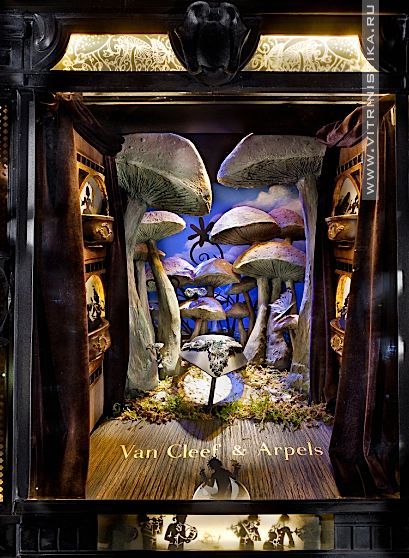 Van Cleef and Arpels window Fashion Window Display, Holiday Window Display, Window Display Retail, Visual Merchandising Displays, Christmas Window Display, Window Display Design, Van Cleef And Arpels, Store Window, Up Book