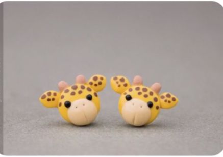 Clay Giraffe, Giraffe Earrings, Giraffe Jewelry, Jumping Clay, Polymer Clay Figures, Polymer Clay Jewelry Diy, Polymer Clay Animals, Cute Polymer Clay, Clay Animals