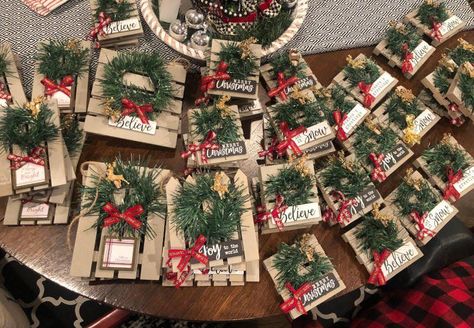 Small Pallet Christmas Ideas, Mini Pallet Christmas Crafts, Mini Pallet Crafts Dollar Tree, Dollar Tree Tray Christmas Crafts, Mini Wooden Pallet Crafts, Dollar Tree Mini Pallet Crafts Christmas, Mini Pallet Ideas Diy Projects, Dollar Tree Pallet Crafts Christmas, Mini Wood Pallet Crafts