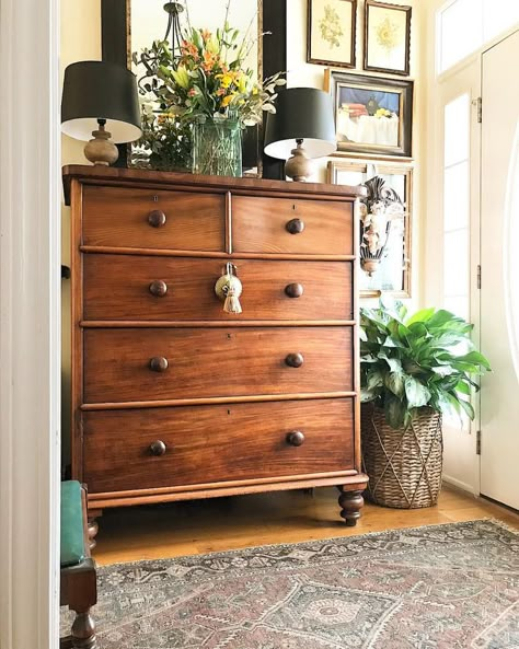 Entryway Dresser, Style At Home, Traditional House, 인테리어 디자인, Home Fashion, Entryway Decor, Home Style, A Living Room, Cozy House