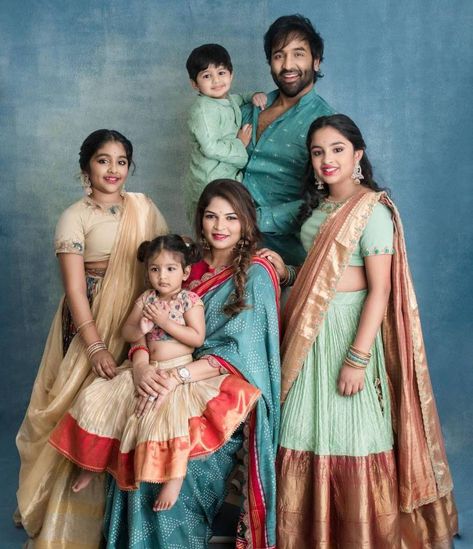 South Indian Wedding Family Photos, Family Theme Dress For Indian Wedding, Family Photoshoot Indian, Indian Family Photography, Ayush Homam, Viranica Manchu, Siblings Outfits, Family Clothing Sets, Pattu Dress