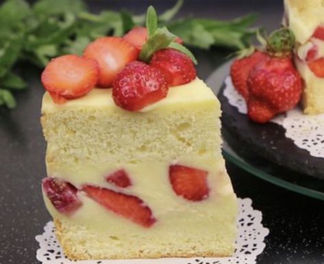 Italian Strawberry Cream Cake, Fruit Custard Cake, Italian Sponge Cake With Custard, Sponge Cake Filling Ideas, Strawberry Custard Cake, Custard Gateau, Japanese Sponge Cake Recipe, Custard Sponge Cake, Witchy Food