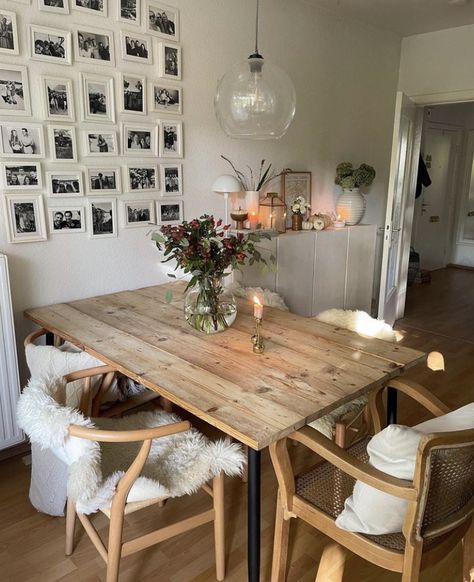 Hygge Dining Table, Cozy Dinning Room Aesthetic, Cozy Kitchen Table, Plant Aesthetic Dining Room, Hygge Dining Room, Stile Boho Chic, House Inside, Furniture Renovation, Apartment Inspiration