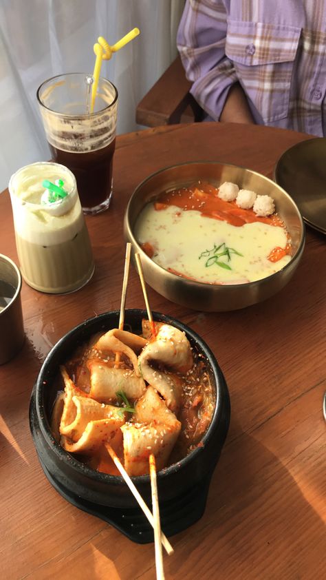 Korean food with kimchmi fishcakes and rosè tteokbokki Rose Tteokbokki Aesthetic, Tteokbokki Aesthetic, Rose Tteokbokki, Food Aesthetics, Korean Food, Restaurant, Quick Saves