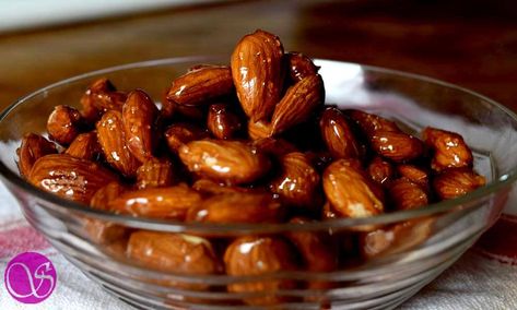 How to make quick and easy Honey Glazed Almonds Almond Glaze Recipe, Glazed Almonds, Roasted Almonds Recipe, Spiced Nuts Recipe, Gift Recipes, Honey Roasted Almonds, Almond Benefits, Unhealthy Snacks, Vegetarian Cookbook