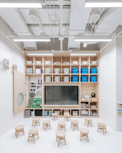 eureka completes PLAYWALL: a wooden kindergarten in hong kong Preschool Room Layout, Kindergarten Interior, Science Room, Preschool Rooms, Kindergarten Design, Maker Space, Kids Deco, Indoor Play Areas, Library Furniture