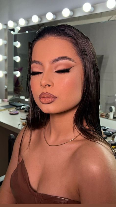 Glam Makeup For Photoshoot, Soft Makeup Look With Eyeliner, Black Prom Looks Makeup, Black Simple Makeup Looks, Makeup Looks For A Red Dress Classy, Wedding Makeup For Guest, Make Up Look For Prom, Mate Makeup Look, Make Kardashian