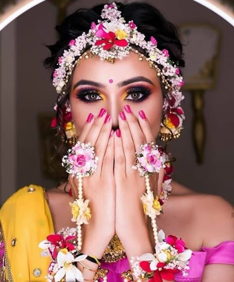 Floral jewellery have become and integral part of mehndi and haldi ceremonies and these brides have totally standards with their pick for… Haldi Girl, Bridal Floral Jewellery, Haldi Makeup, Haldi Shoot, Haldi Bride, Mehendi Look, Haldi Poses, Jewellery For Haldi, Flower Jewellery For Haldi