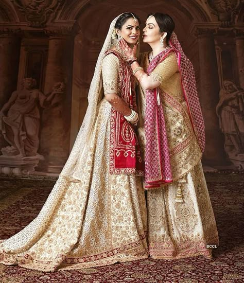 Isha Ambani, Orang India, Mukesh Ambani, Nita Ambani, Wedding Lehenga Designs, Bridal Lehenga Collection, Indian Bridal Dress, Indian Bridal Wear, Bollywood Wedding