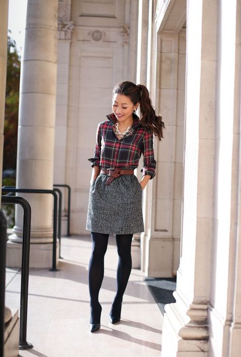 preppy office holiday style // classic christmas party outfit Classy Skirt Outfits, Vinter Mode Outfits, Plaid Shirt Outfits, Print Mixing, Classy Skirts, Outfit Holiday, Lawyer Fashion, Professional Work Outfit, Extra Petite