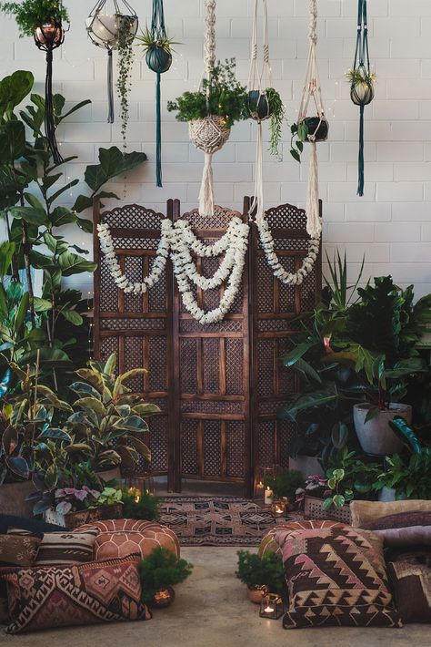 70s boho chic wedding backdrp - photo CJ Williams November Diy, Macrame Workshop, Lots Of Plants, Tattoo Plant, Stile Boho Chic, Macrame Wedding, Moroccan Wedding, Wedding Ceremony Backdrop, Sustainable Wedding